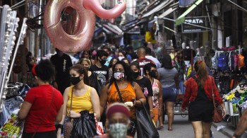 Segundo especialistas, um dos motivos para o aumento de infectados entre os jovens são as festas e o desrespeito ao isolamento social