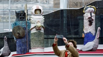 Autoridade convidou visitantes a observarem outros presépios distantes da praça central; releitura com astronautas foi criticada