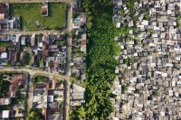 Fotógrafo retrata em imagens do alto a desigualdade social no Brasil e no mundo