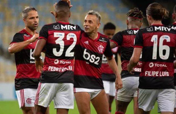 Jogadores do Flamengo comemoram gol em vitória contra o Bangu por 3 a 0, em 18 d