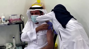 Ministro da saúde do país, Tawfiq Al Rabiah, foi o primeiro a receber o imunizante da Pfizer
