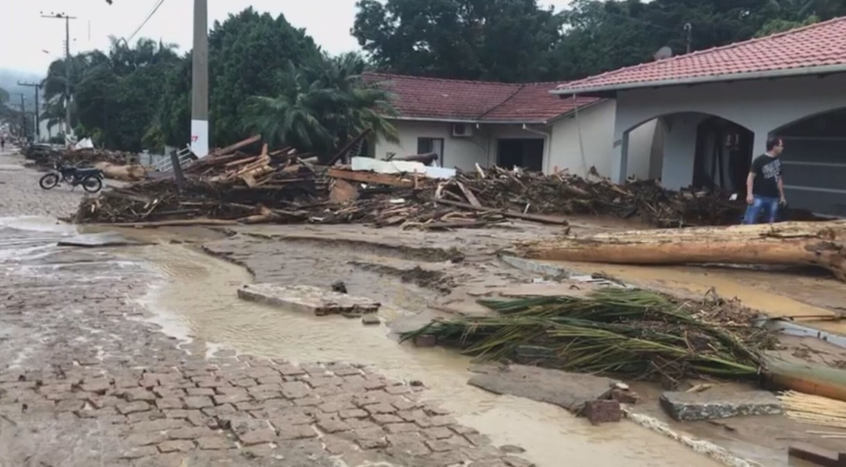 Tempestade em Santa Catarina deixou mortos e desaparecidos