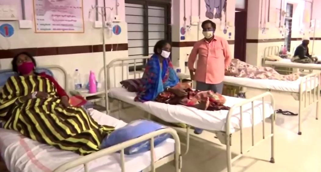 Pessoas infectadas na Índia procuram atendimento médico
