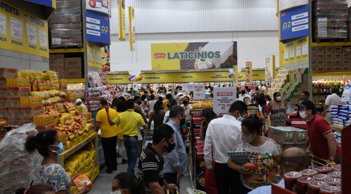 Aglomeração dentro de supermercado em Recife (PE), no dia 10/12/2020