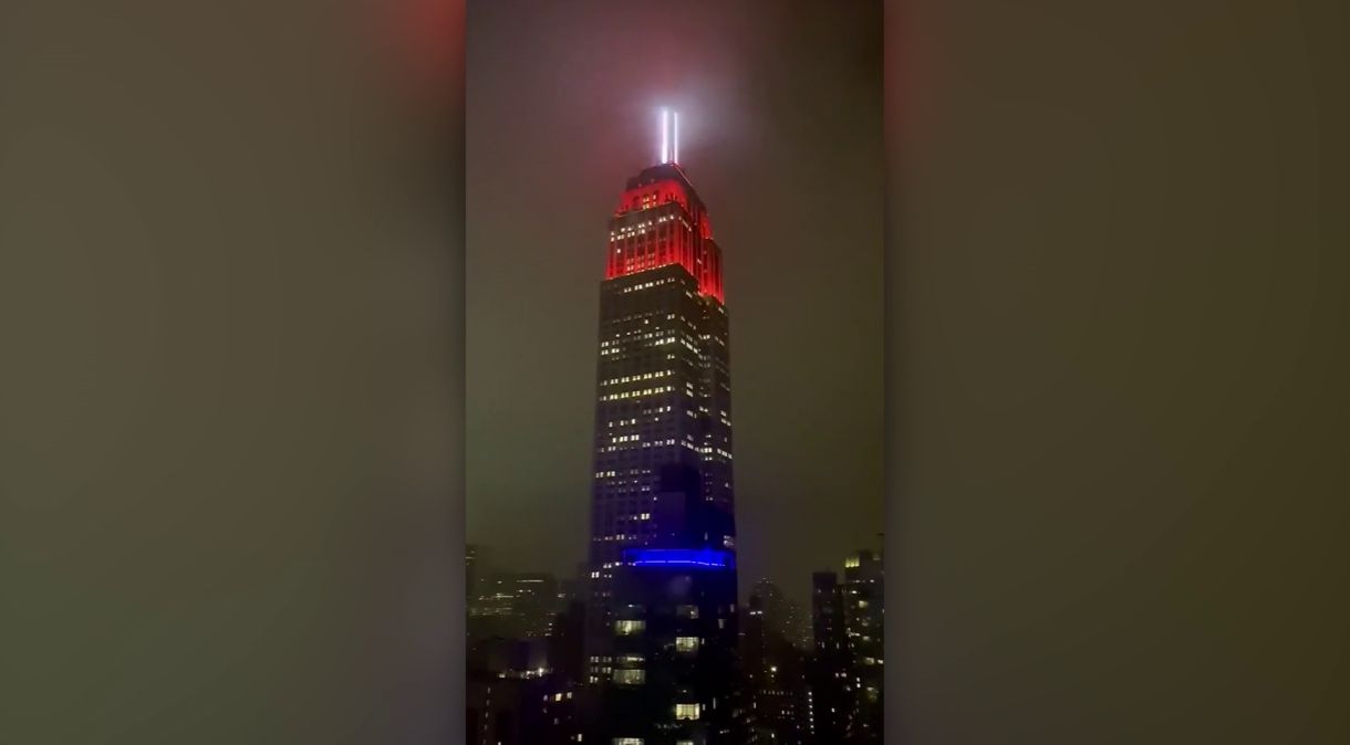 Iluminação do Empire State Building em homenagem aos socorristas que enfrentam o novo coronavírus