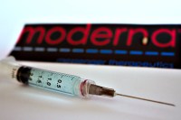 Vacina da Moderna pode causar reação em pessoas com botox e preenchimento labial