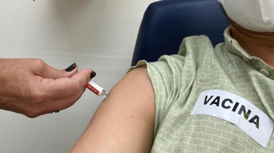 O médico Dennis Noronha, de 38 anos, recebe injeção durante teste da Coronavac, vacina produzida pelo Instituto Butantan e pela Sinovac