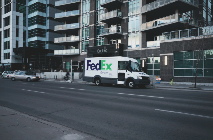 Caminhão de entrega da FedEx