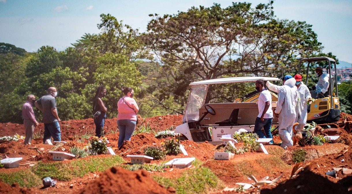 Cemitério de Vila Formosa, na zona leste de São Paulo, continua com número elevado de sepultamentos em meio à pandemia da Covid-19