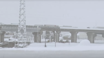 O engarrafamento se formou quando um carro ficou preso na neve no meio da rodovia