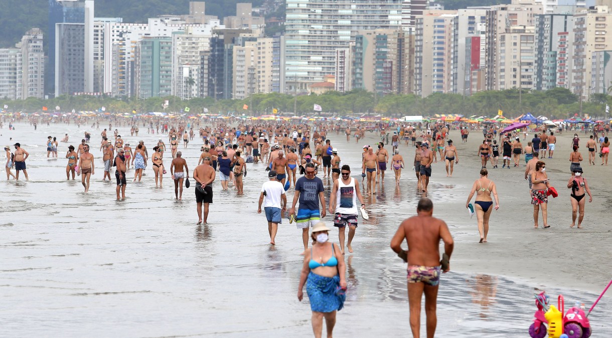 Movimentação de banhistas na Praia do Gonzaga, em Santos, litoral sul de São Paulo