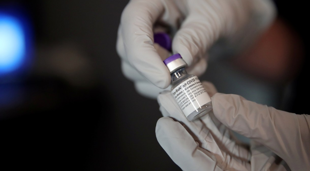 Vacina da Pfizer é preparada para aplicação; mulher de 90 anos foi a primeira imunizada na Suíça