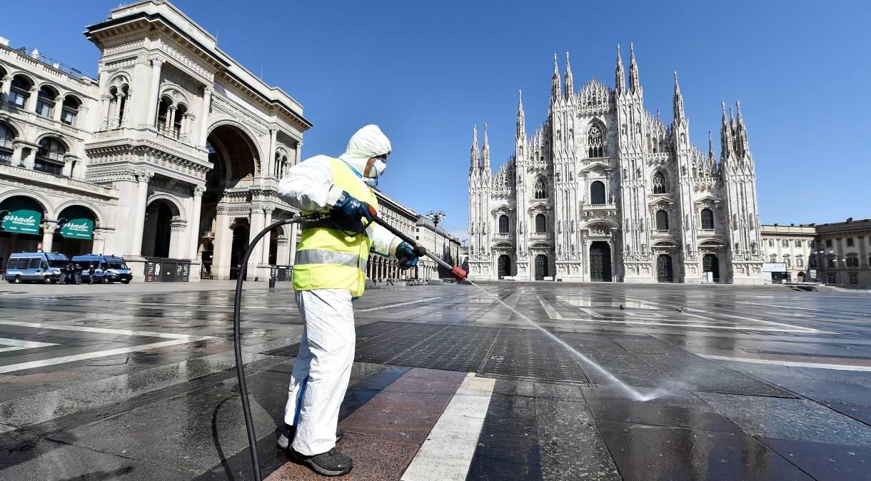 Funcionário limpa a Praça Duomo, em Milão, na Itália, durante o pico da pandemia do novo coronavírus no país (31.mar.2020)