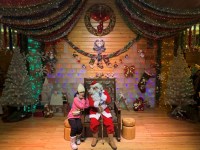 Papai Noel dá boas-vindas aos visitantes em parque temático gelado da China