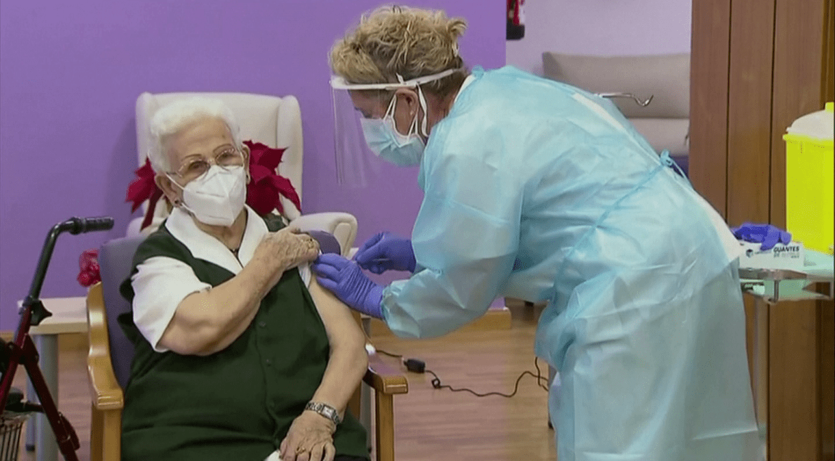 Araceli Hidalgo, de 96 anos, foi a primeira vacinada na Espanha contra Covid-19