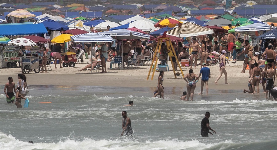 Banhistas lotam a Praia de Pitangueiras, no Guarujá, litoral sul de São Paulo