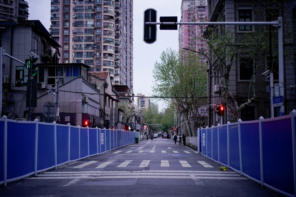 Avenida em Wuhan, primeiro epicentro da pandemia do novo coronavírus