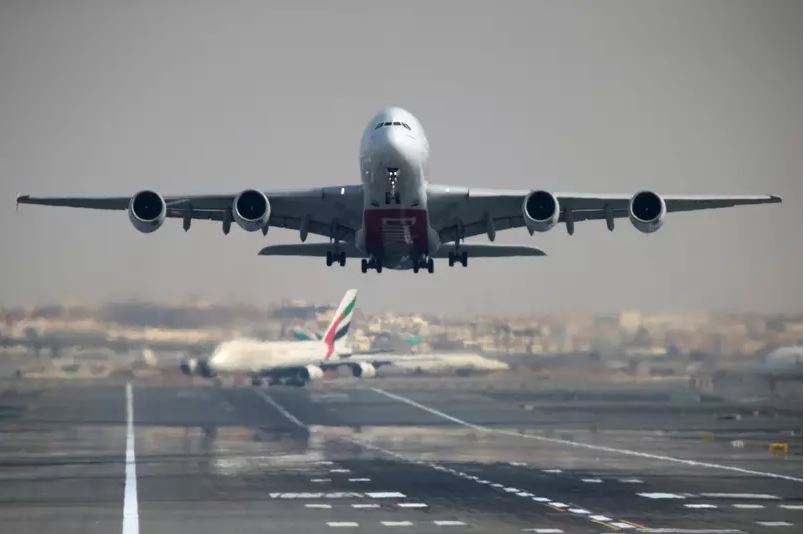Avião da companhia Emirates decola em Aeroporto Internacional de Dubai