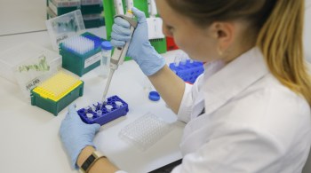 Fundo Russo de Investimento Direto confirmou acordos com laboratórios na Itália, na Espanha, na França e na Alemanha para a fabricação do imunizante