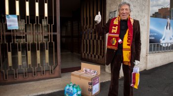 Ação da AS Roma, principal clube da capital italiana, distribuiu pacotes com alimentos e itens de higiene pessoal para apoiadores com mais de 75 anos