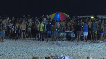 Dezenas de pessoas ficaram na faixa de areia bebendo e ouvindo música entre o final da tarde de quarta (30) e a madrugada de quinta (31)