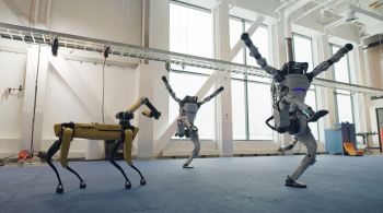 Companhia de robótica mostrou quatro de seus robôs dançando totalmente coreografados com o hit "Do you love me"