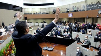 Discurso de posse de David Almeida (Avante) foi acompanhado por um canto de louvor em agradecimento a Deus por suas conquistas