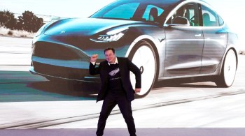Com a alta das ações da Tesla, a fortuna do fundador e CEO da montadora supera a do CEO da Amazon