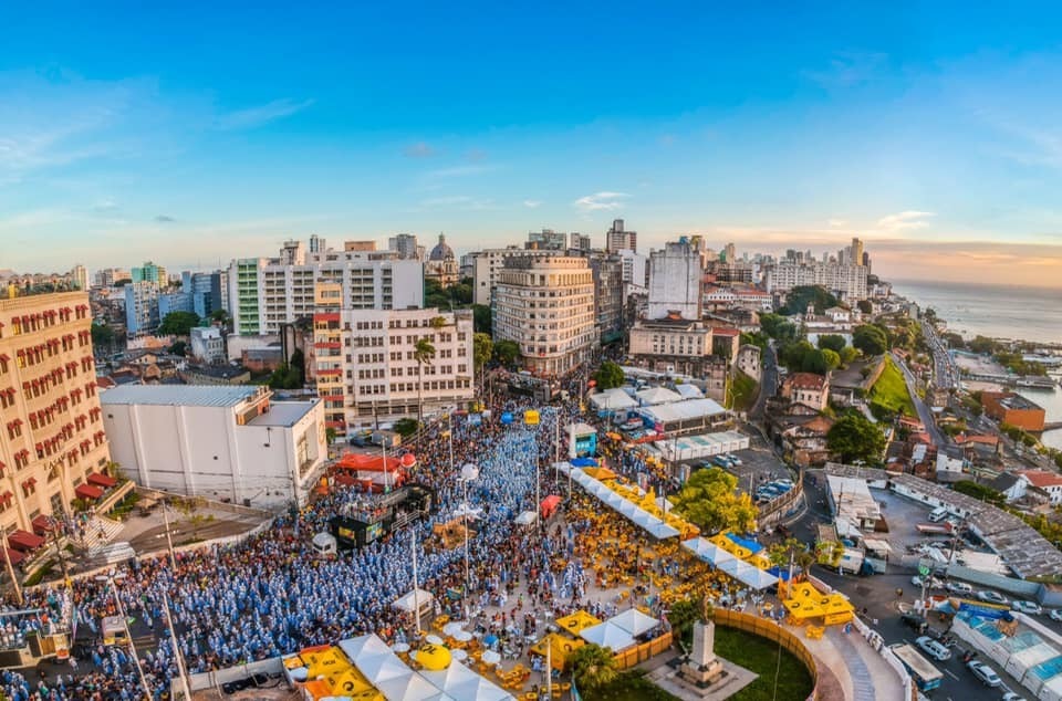 Multidão nas ruas de Salvador, capital da Bahia, durante Carnaval