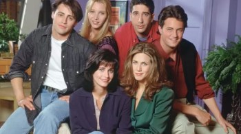 Após o sucesso do especial "Friends: The Reunion", de 2021, plataformas de streaming voltam a exibir a atração, que teve parte da história e falas cortadas na atual versão