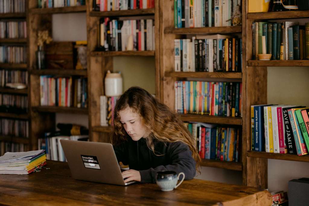 Adolescente estuda com notebook