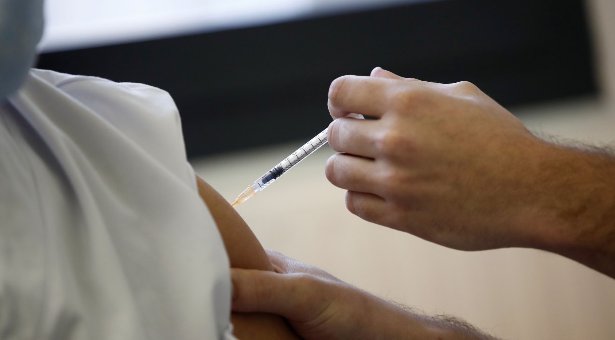 Profissional de saúde aplica vacina Pfizer/BioNTech contra Covid-19 em paciente em hospital em Nanterre, na França