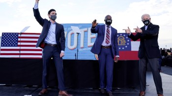 Reverendo Raphael Warnock e Jon Ossoff derrotaram atuais senadores republicanos em segundo turno; presidente eleito terá maioria nas duas Casas do Congresso