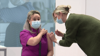 Sanna Elkadiri recebeu primeira dose do imunizante da Pfizer/BioNTech, segundo a emissora nacional NOS; governo é criticado por demora na vacinação