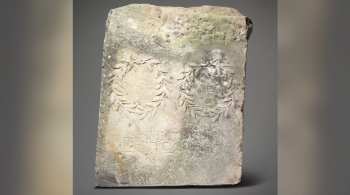 A intrincada peça apresenta uma inscrição grega que dá uma pista de suas origens e foi datada do século II d.C