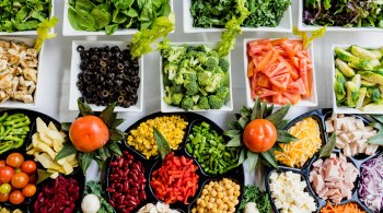 Recomendação inclui dieta com alimentos minimamente processados e longe de açúcares; além da amamentação, pais devem incluir frutas, verduras e legumes 