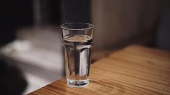 Líquidos que contém eletrólitos, como sódio e potássio, contribuem para uma melhor hidratação