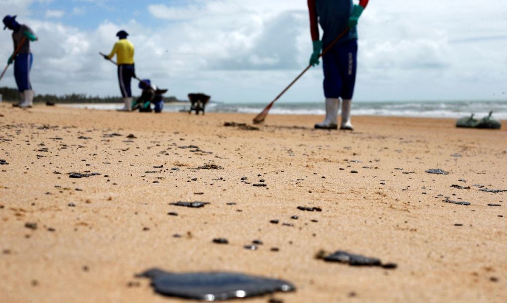 Manchas de óleo em praia no litoral de Pernambuco, em outubro de 2019