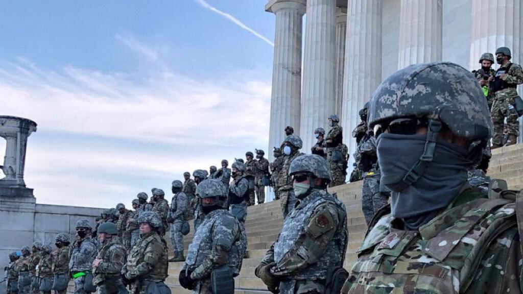 Polícia ocupou a escadaria do Lincoln Memorial durante protestos do Black Lives Matter