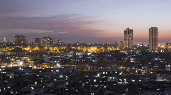 Dharavi, na Índia, abriga quase um milhão de pessoas e tem uma densidade populacional 30 vezes maior do que a cidade de Nova York