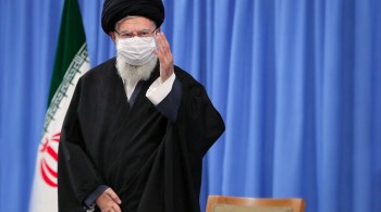 Aiatolá Ali Khamenei afirmou que pediu às autoridades sanitárias para impedirem a entrada dos imunizantes no país