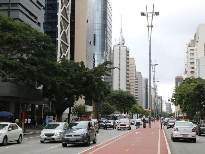 Movimentação de carros e pedestres na avenida Paulista, em São Paulo