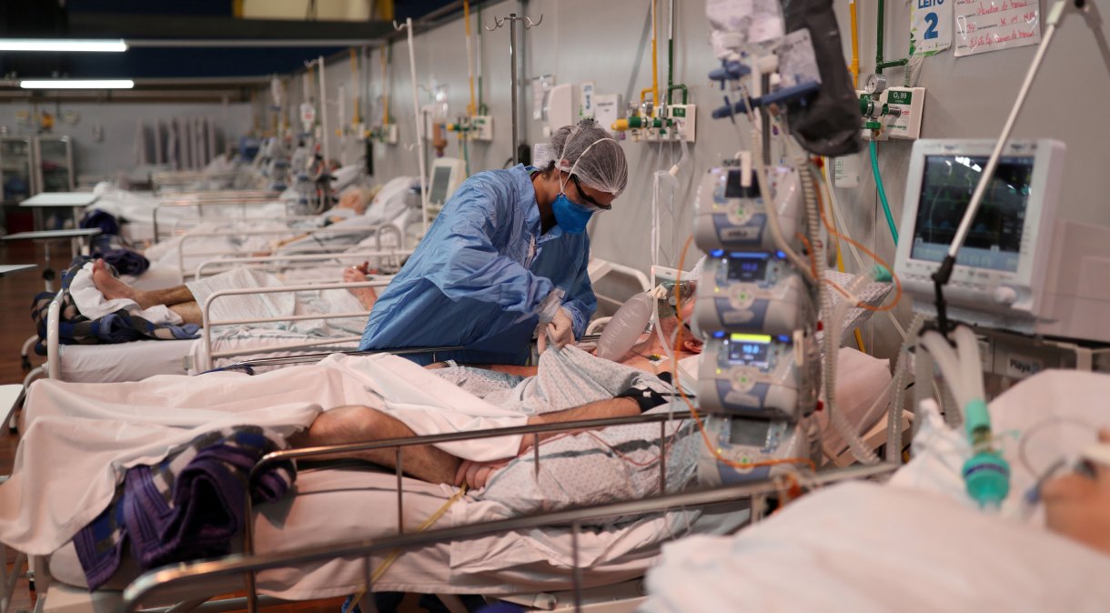 Enfermeira trata de paciente com Covid-19 em hospital de campanha em Santo André, São Paulo