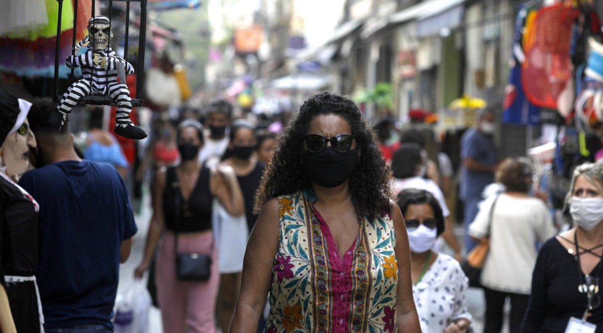 Movimentação em rua comercial do Rio de Janeiro durante pandemia da Covid-19