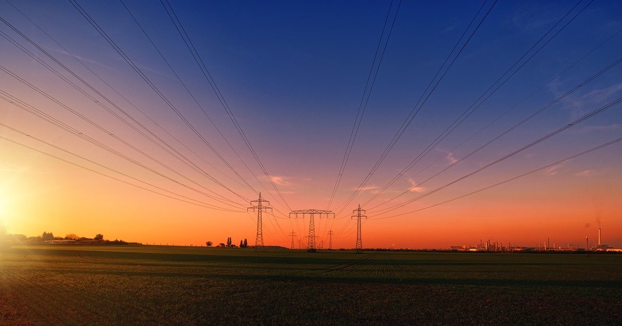 Postes de alta tensão para transmissão de energia elétrica