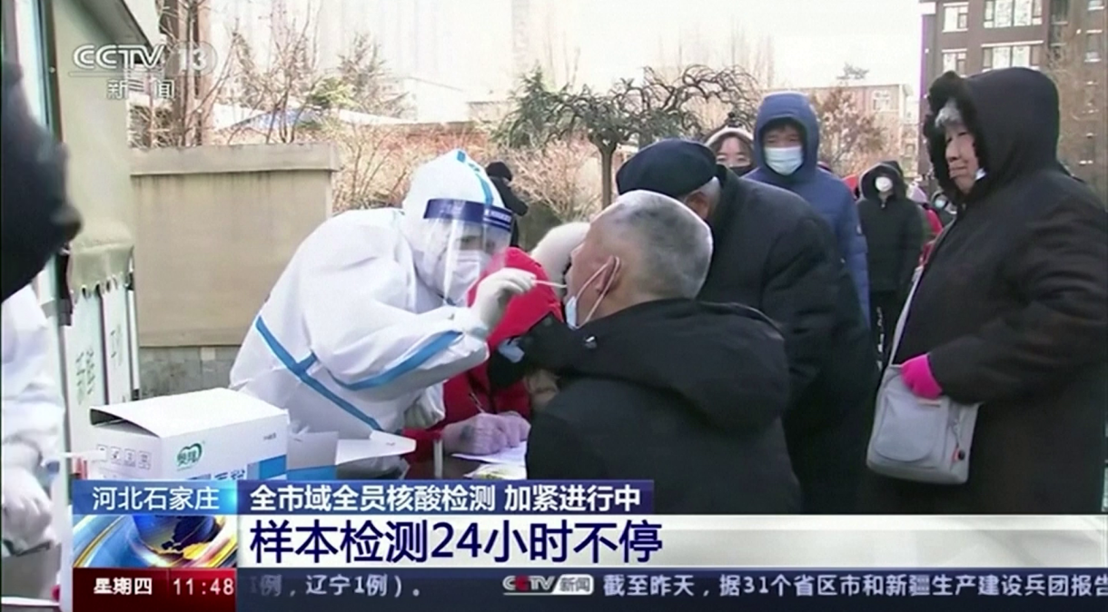 Moradores da província de Hebei, perto de Pequim, fazem teste para detecção da Covid-19