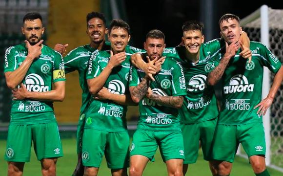 Jogadores da Chapecoense comemoram gol em vitória contra o Figueirense que valeu o acesso para a Série A