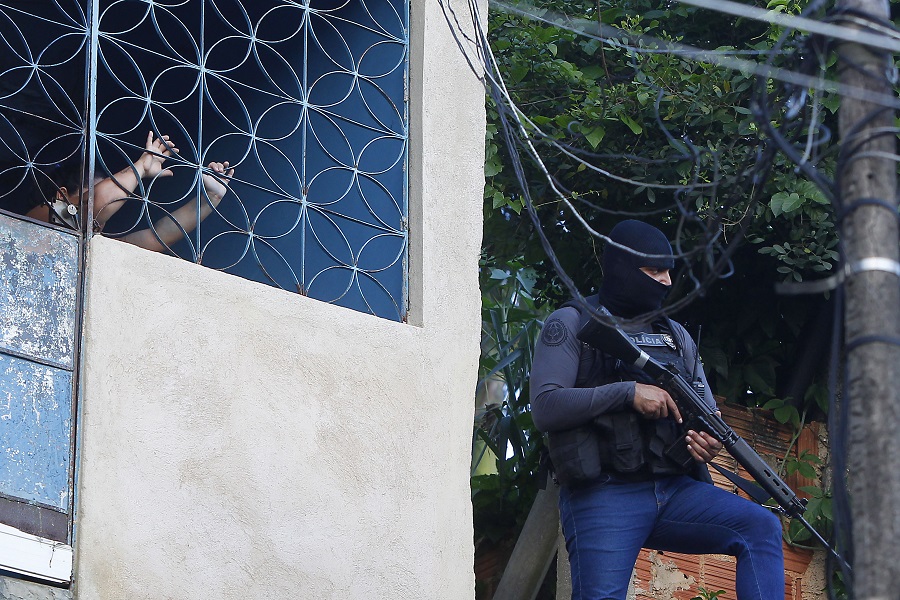 Policiais fazem nova busca pelas crianças desaparecidas em Belford Roxo