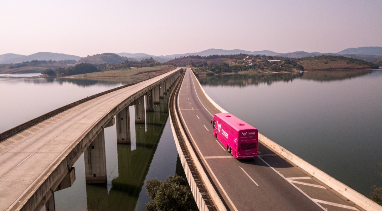 Plataforma de tecnologia Buser oferece viagens de ônibus por fretamento no Brasil