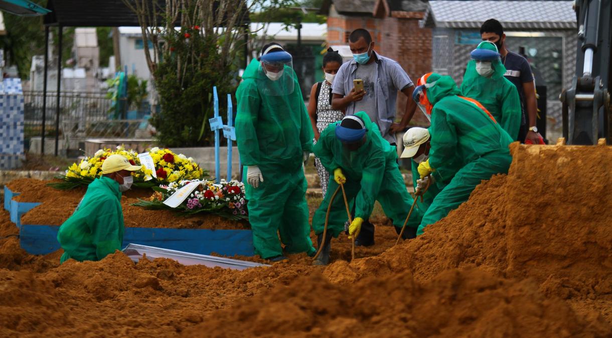 Enterro de vítima da Covid-19 no Cemitério Nossa Senhora Aparecida em Manaus (AM)